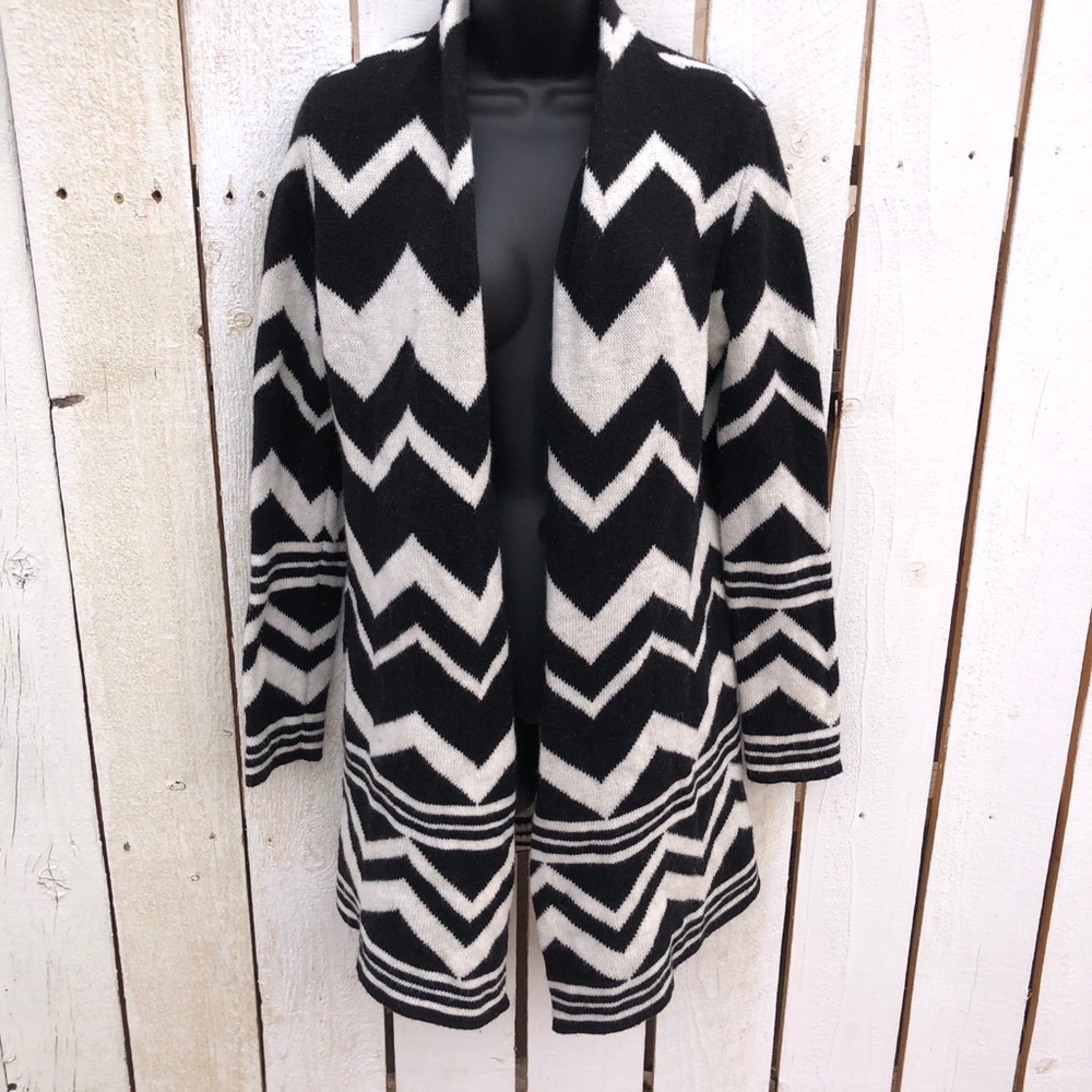 Chico’s black and white cardigan size 0